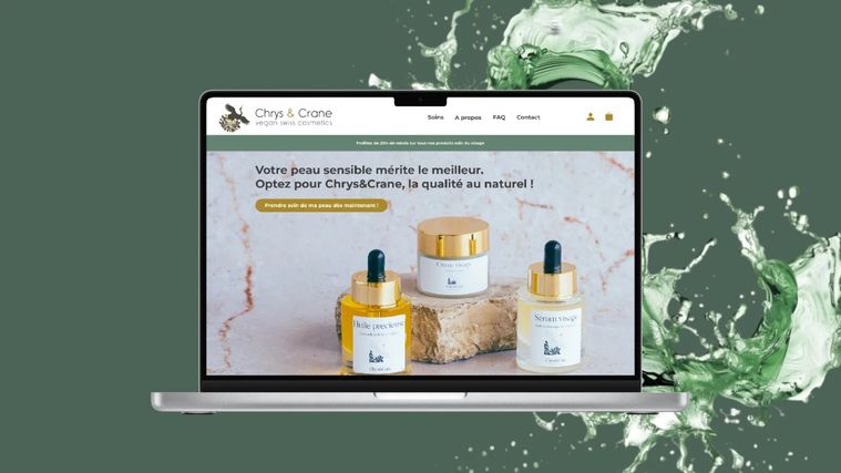 Ordinateur portable affichant l'accueil du site Chrys&Crane, trois flacons de soins et le titre « Votre peau sensible mérite le meilleur », sur fond vert sauge entouré d'éclaboussures d'eau.