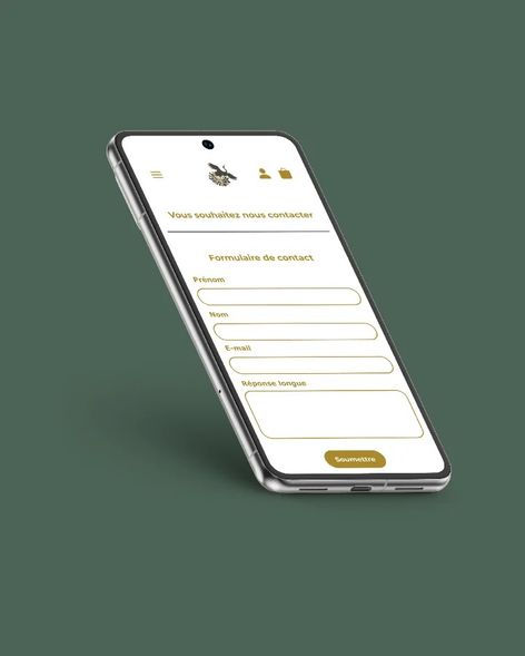 Smartphone incliné sur fond vert sauge, affichant le formulaire de contact du site Chrys&Crane avec les champs prénom, nom et e-mail et un bouton doré « Soumettre ».