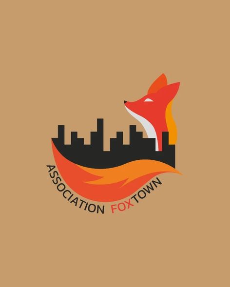 Logo de l'Association Foxtown : un renard orange dont la queue enveloppe la silhouette noire d'une ville, entouré du nom de l'association, sur fond beige sable.