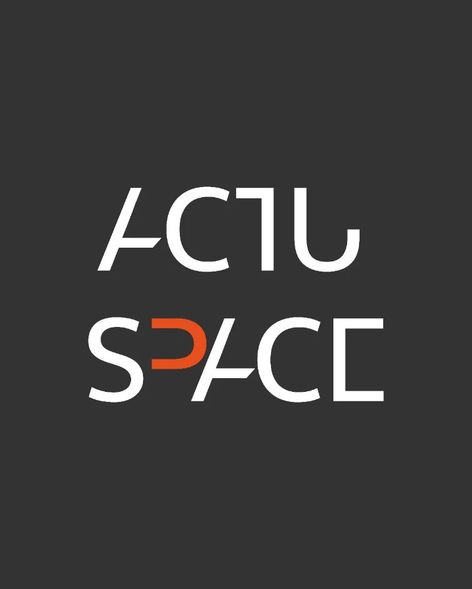 Logo « Actu Space » en lettres blanches géométriques, dont une lettre est remplacée par un trait rouge, sur fond gris anthracite.