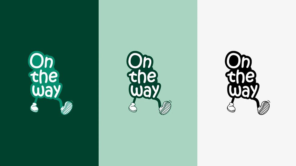 Le logo On the Way décliné sur trois fonds côte à côte : vert sur vert sapin, vert foncé sur vert d'eau et noir sur blanc, chaque fois posé sur deux jambes en baskets.