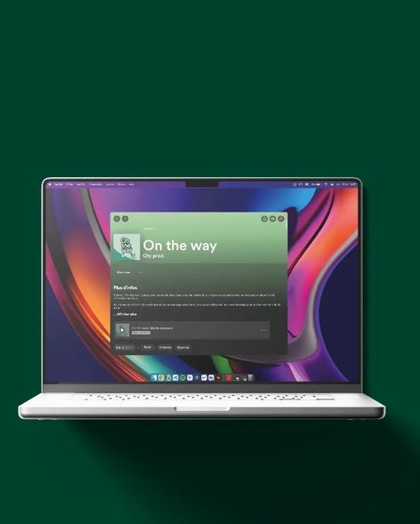 Ordinateur portable sur fond vert sapin, affichant la page du podcast « On the way » dans une application d'écoute.