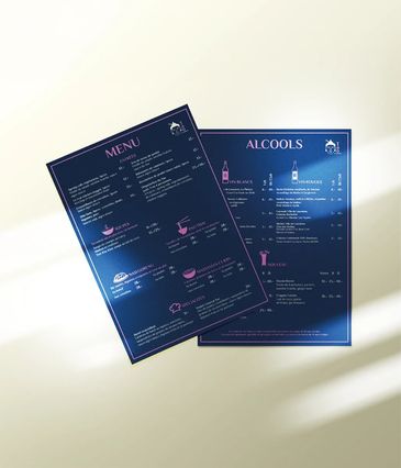 Deux cartes bleu nuit du Tao Bar, « Menu » et « Alcools », posées sur une surface crème traversée d'ombres de lumière, avec des titres et des pictogrammes roses.
