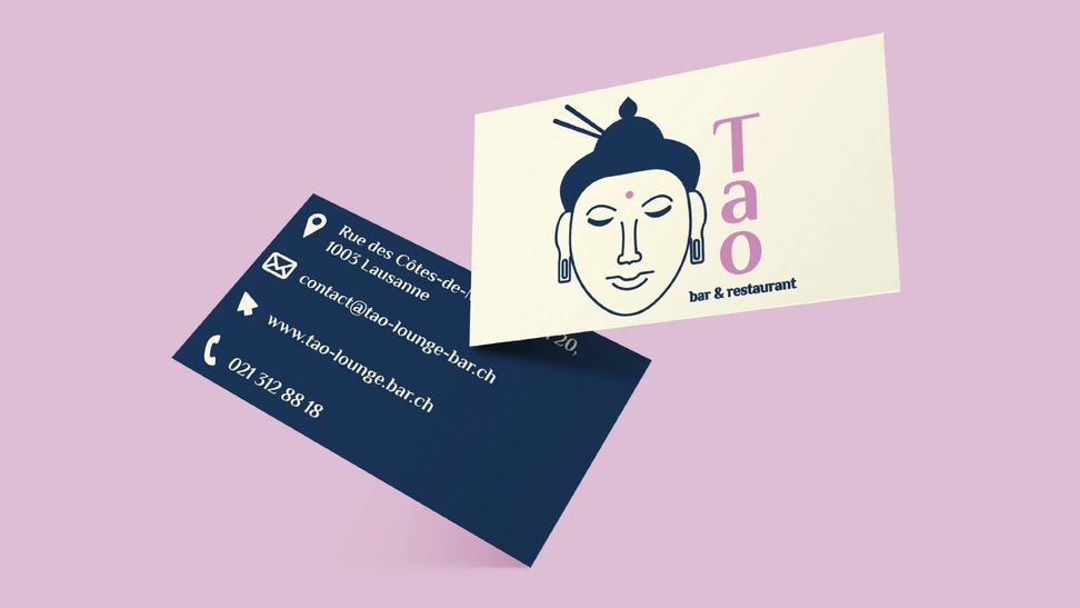 Une carte de visite bleu nuit et une carte crème du Tao Bar sur fond rose : l'une porte l'adresse et les coordonnées, l'autre le logo, un visage de bouddha et le mot « Tao » en rose.