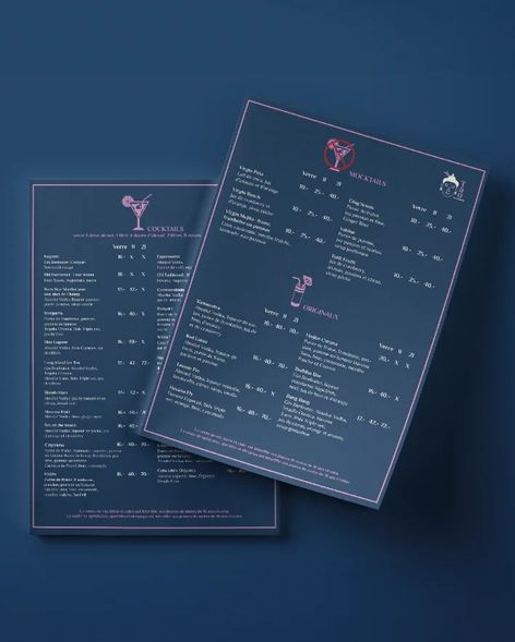 Deux cartes des boissons du Tao Bar, cocktails et mocktails, imprimées en bleu nuit avec des titres et pictogrammes roses, posées en biais sur fond bleu.